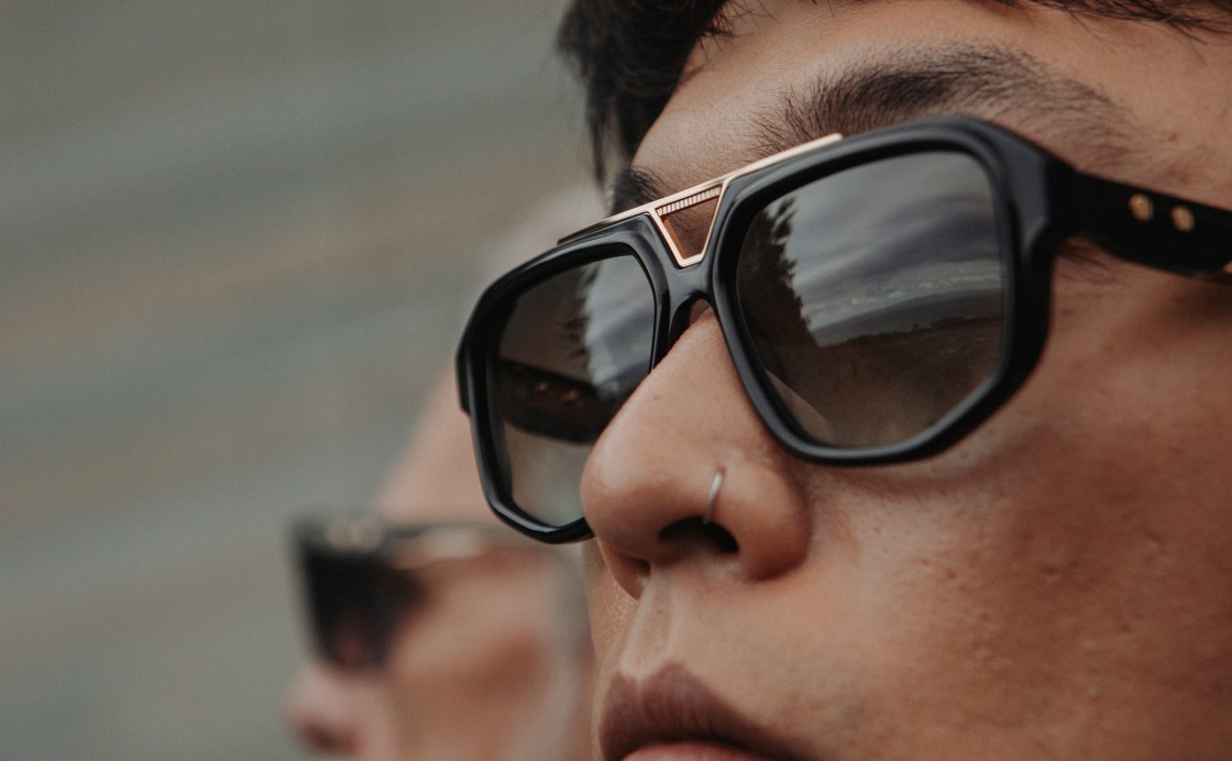 Einstoffen: Mann mit Sonnenbrille