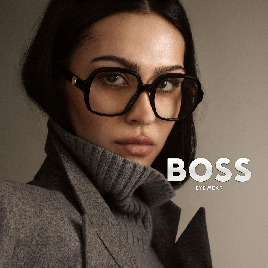 Boss: Frau mit Brille